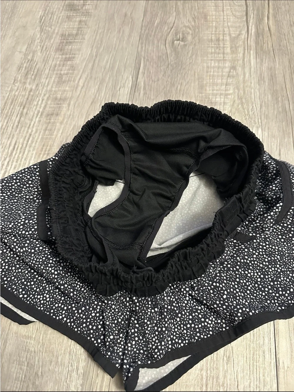 Lululemon Tracker Shorts Freckle Flower (Size 6)